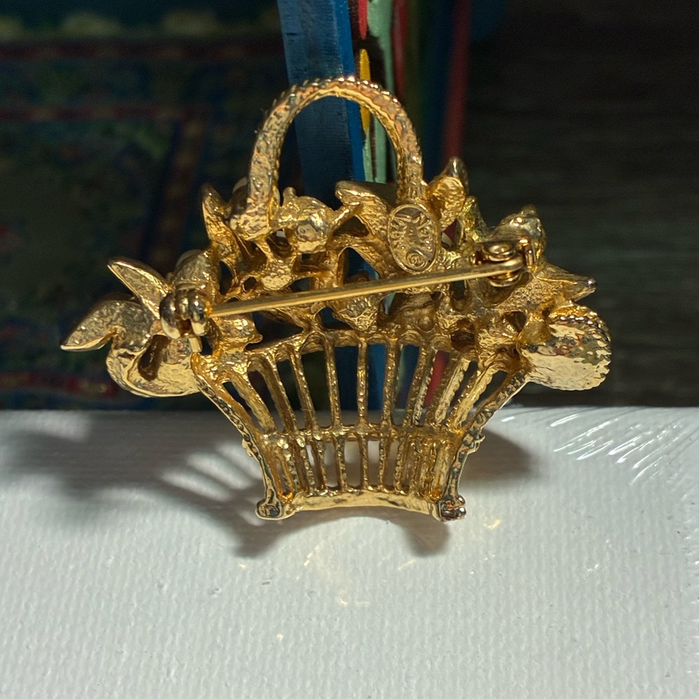 Vintage Gold Floral Basket Brooch with Pearls. - Picture 2 of 3